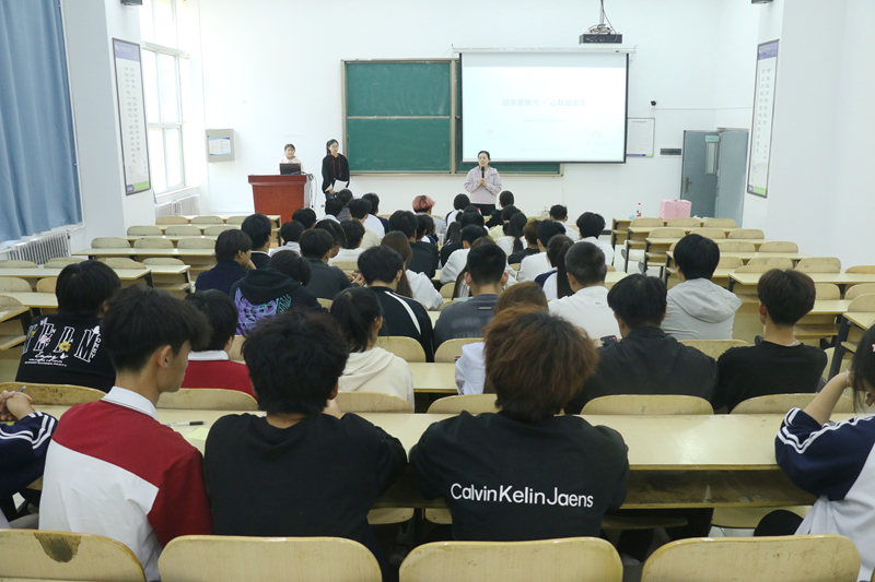 道桥与建筑学院举办“朋辈聚微光·心联宿舍家”心理委员暨宿舍联络员赋能减压主题活动
