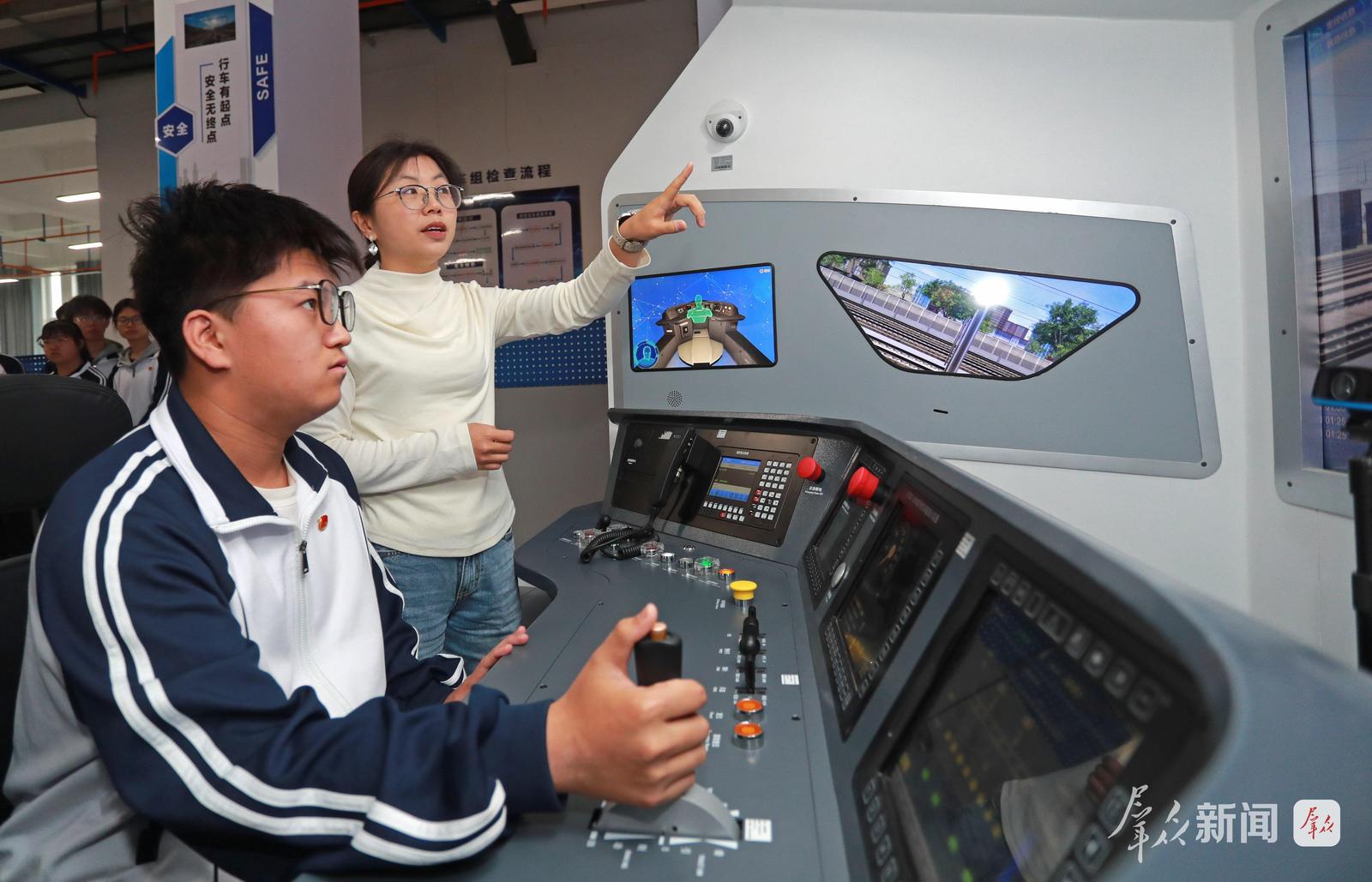 4月21日,陕西铁路工程职业技术学院铁道机车运用与维护实训室,老师给学生讲解驾驶操作知识。