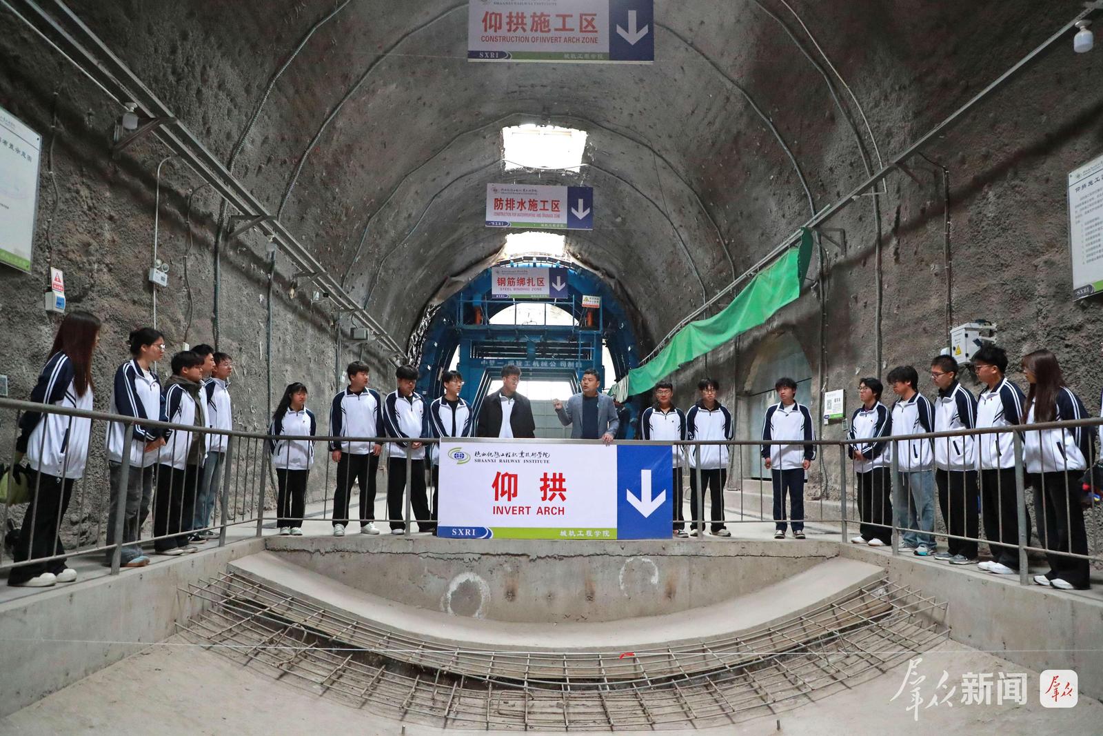 4月21日,陕西铁路工程职业技术学院隧道实训基地,老师给学生讲解仰拱制作、铺设和测量。