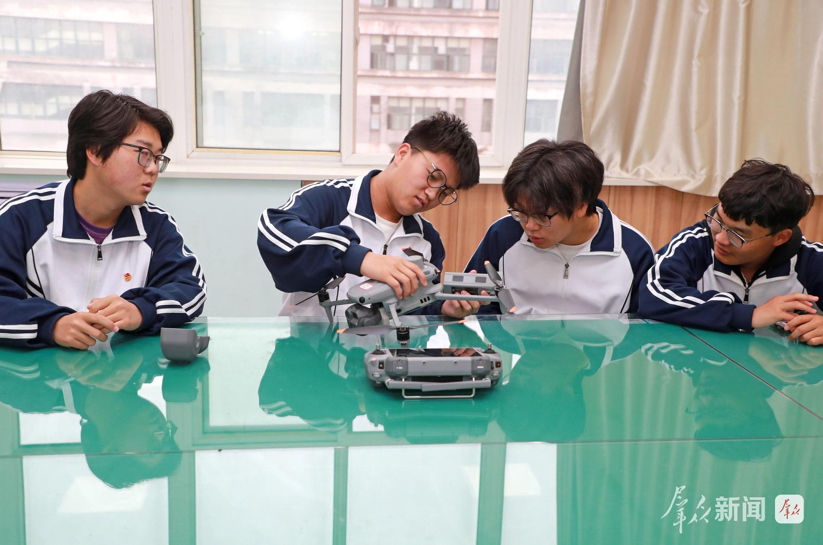 4月21日,陕西铁路工程职业技术学院无人机航测实训室,学生学习无人机操作知识。