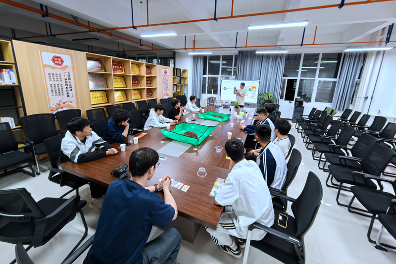 园艺学社举办特色心理活动   