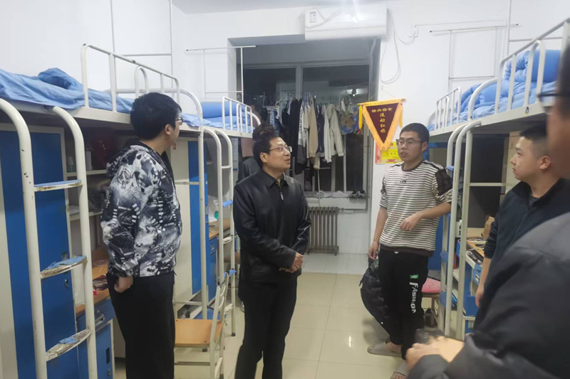 刘明学副校长深入两校区检查指导安全工作并慰问在校学生及护校队队员