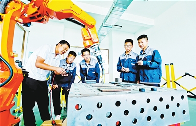 2025年7月29日《人民日报》题：职业教育为重大工程源源不断培养人才 学过硬技能 铸大国重器（深聚焦）