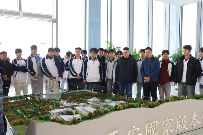 【党建动态】西渭（铁成）梦想家学院师生赴西安国家版本馆开展党日活动