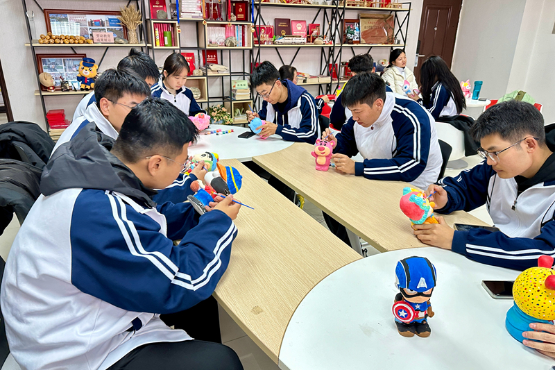 高铁工程学院开展石膏涂鸦DIY心理健康教育主题活动