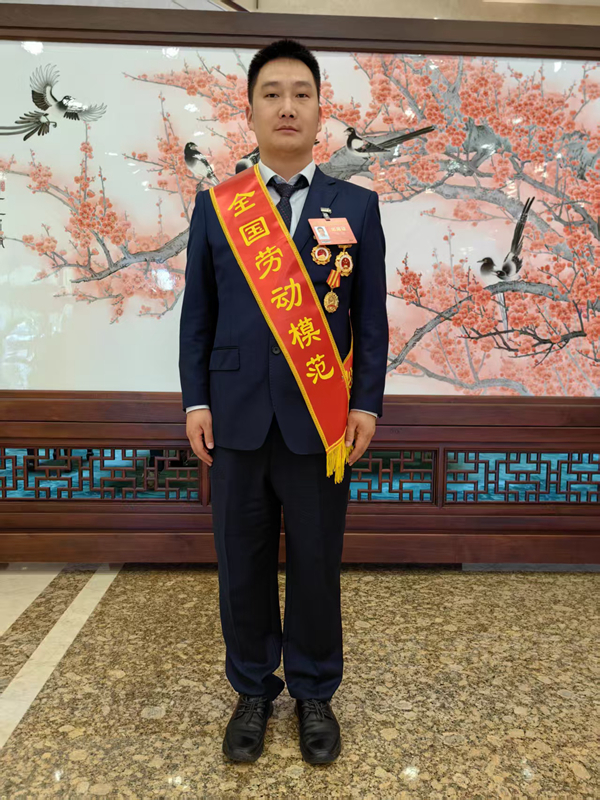 热烈祝贺！陕铁院优秀毕业生周佳荣获“全国劳动模范”荣誉称号