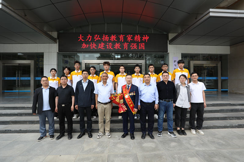 致敬榜样！陕铁院召开欢迎全国先进工作者叱培洲载誉归来座谈会