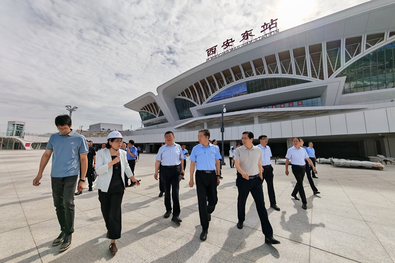 陕铁院党委理论学习中心组赴西安东站开展实地研学深化产教融合赋能人才培养