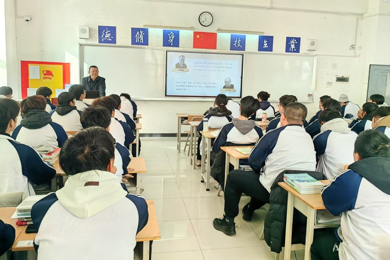张学钢副校长讲授形势与政策课