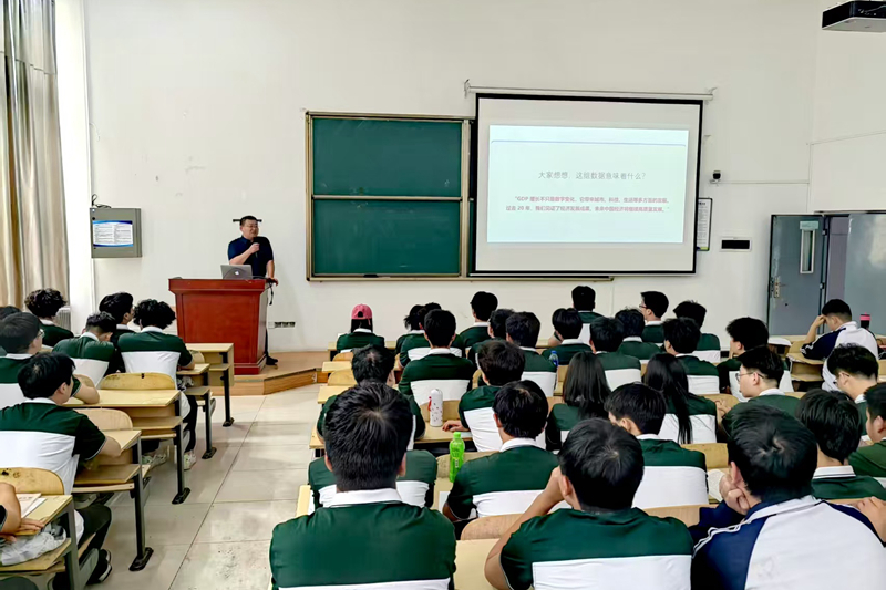张学钢副校长讲授形势与政策课