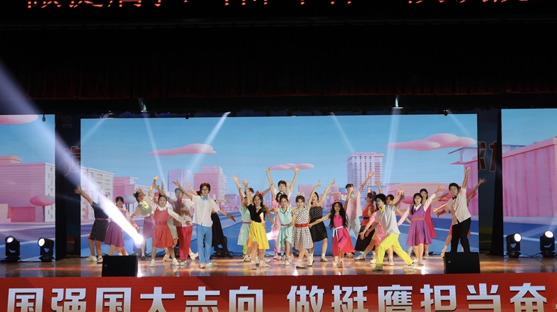 两校区同庆启新程 共绘青春报国志——陕铁院举行2026年元旦文艺晚会